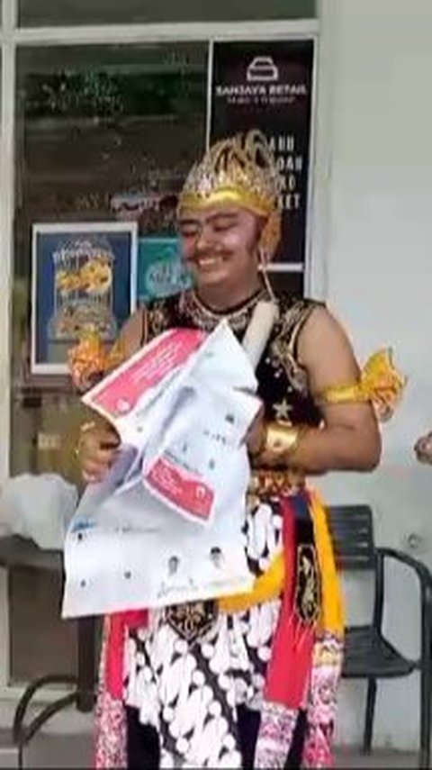 Kampanye Unik Caleg di Kendal, Keliling Pakai Kostum Gatotkaca Ajak Warga Tak Golput