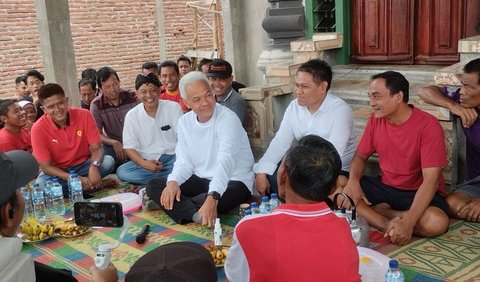 Setibanya di desa Kuwonharjo itu Ganjar berkeliling kandang ayam peternak. 