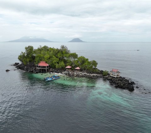 Setelah saksikan tradisi Dodengo, keesokan hari kami ke wonders 5: Teluk Jailolo dan Pulau Babua, yang dianggap keramat. <br>Kami snorkling di sini. Indah sekali. Saat kembali, kami bertemu paus biru. Wow! 