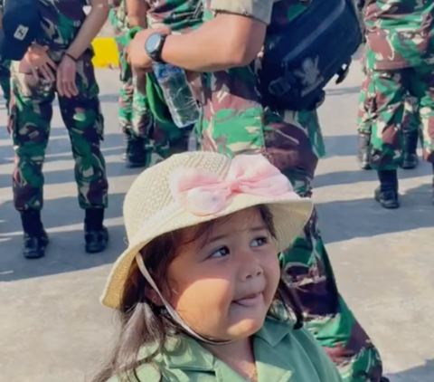 Tingkah Gemas Anak TNI Pakai Baju Persit, Awalnya Ceria lalu Nangis saat Tahu akan Ditinggal Ayahnya Tugas