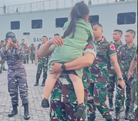 Tingkah Gemas Anak TNI Pakai Baju Persit, Awalnya Ceria lalu Nangis saat Tahu akan Ditinggal Ayahnya Tugas