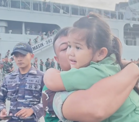 Tingkah Gemas Anak TNI Pakai Baju Persit, Awalnya Ceria lalu Nangis saat Tahu akan Ditinggal Ayahnya Tugas