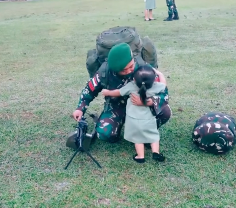 Tingkah Gemas Anak TNI Pakai Baju Persit, Awalnya Ceria lalu Nangis saat Tahu akan Ditinggal Ayahnya Tugas