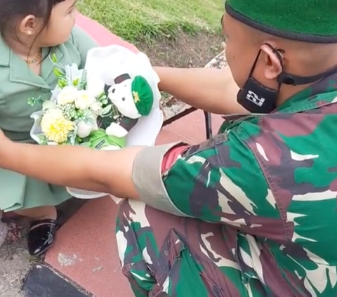 Tingkah Gemas Anak TNI Pakai Baju Persit, Awalnya Ceria lalu Nangis saat Tahu akan Ditinggal Ayahnya Tugas