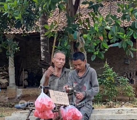 Jagat dunia maya dibuat tersentuh setelah beredar video seorang kakek yang berjualan kerupuk dengan membawa serta sang anak yang menderita gangguan jiwa.