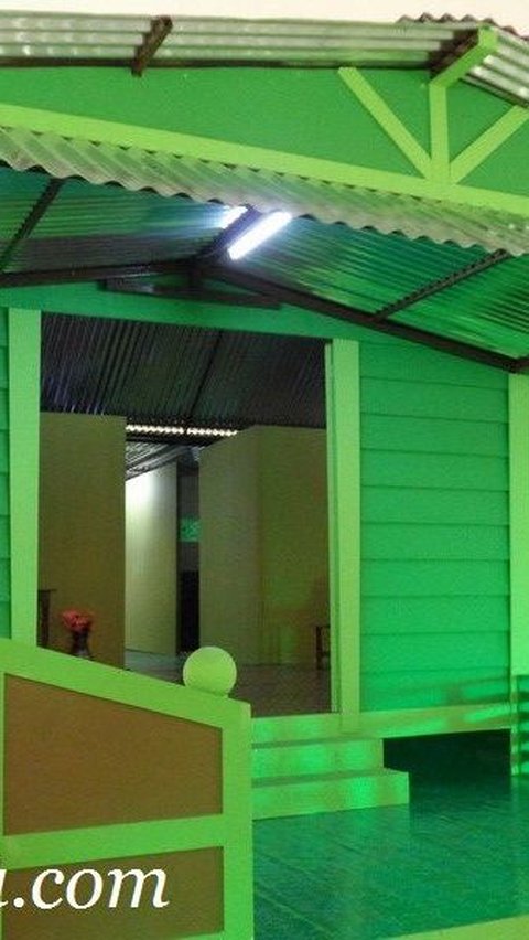 Tampak rumah panggung yang terbuat dari kayu itu juga kental dengan nuansa warna hijau. <br>