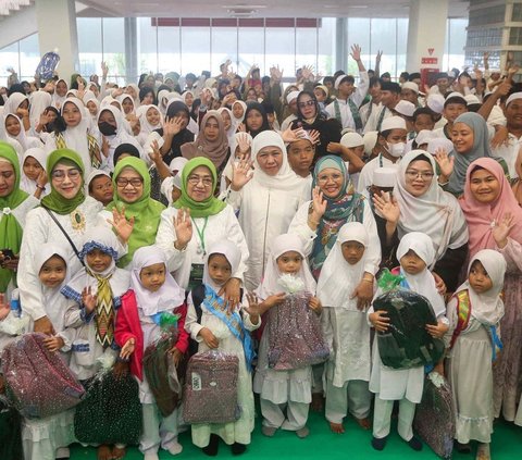 FOTO: Momen Khofifah Santuni Ratusan Anak Yatim Jelang Harlah ke-78 Muslimat NU di GBK