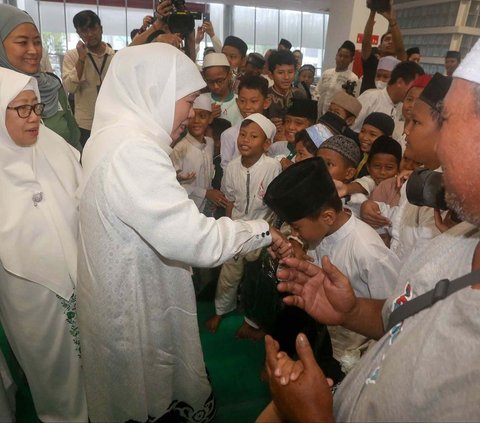 Ketua Umum PP Muslimat Nahdlatul Ulama (NU) Khofifah Indar Parawansa menghadiri kegiatan Santunan Anak Yatim di Gelora Bung Karno, Senayan, Jakarta, Jumat (19/1/2024). Kegiatan yang diisi dengan doa bersama dan Khotmil Quran diadakan dalam rangka menyambut Harlah ke-78 Muslimat NU.<br>