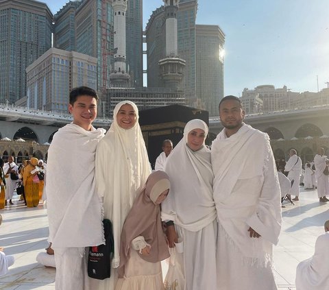 The Charm of Acha Septriasa Wearing Hijab During Umrah, Check Out the Outfit Details
