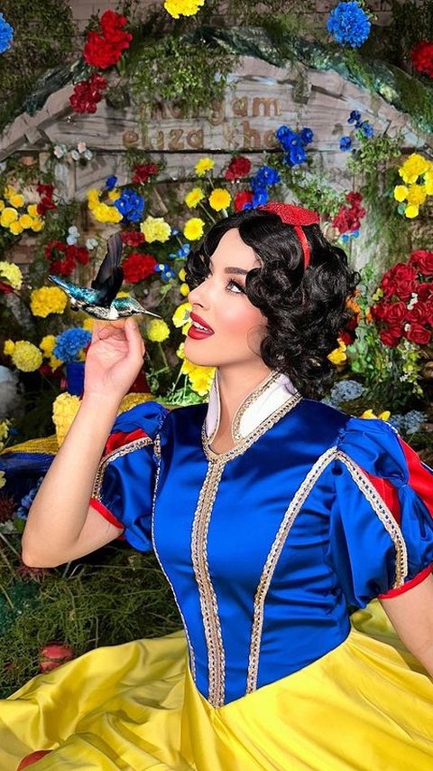 Snow White juga pernah dibawakan Tasya di dunia nyata. Ia menggunakan gaun berwarna biru kuning dengan rambut pendek mirip seperti Snow White dalam film animasinya.