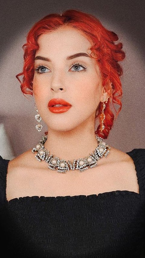 Tasya juga mendapat banyak pujian saat membuat recreate make up Rose Dawson atau Rose 'Titanic'. Tak hanya soal make up, Tasya memperhatikan detail aksesoris Rose yang penuh berlian dan mutiara.