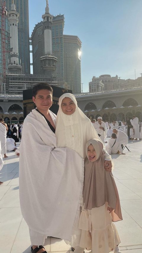 The Charm of Acha Septriasa Wearing Hijab During Umrah, Check Out the Outfit Details