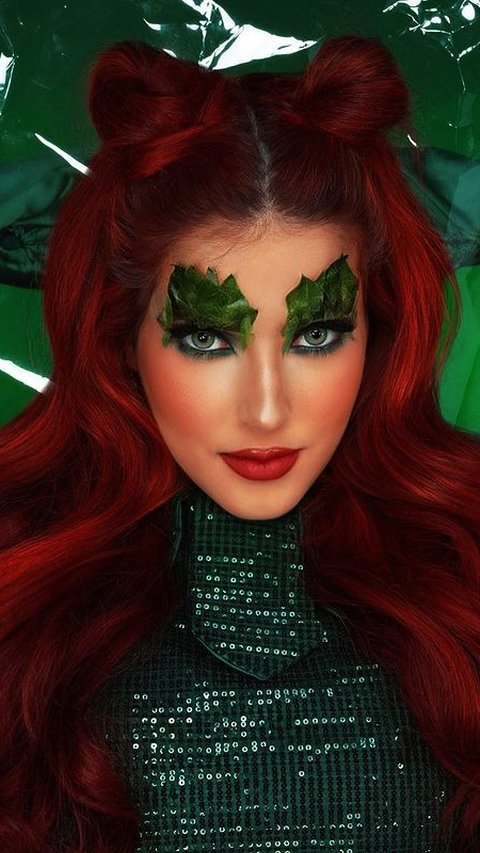 Villain DC, Poison Ivy juga pernah dimunculkan Tasya dalam salah satu kontennya. Saudara kembar Tasyi Athasyia ini membuat polesan make up mirip daun di kelopak matanya dan mewarnai rambutnya jadi merah.