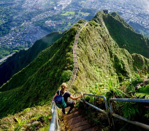 <b>Cuaca Tropis</b><br>Hawaii menikmati cuaca tropis sepanjang tahun, dengan suhu yang hangat dan matahari yang bersinar. Ini membuatnya menjadi tempat yang ideal untuk berlibur dan menikmati pantai serta aktivitas di luar ruangan sepanjang tahun.