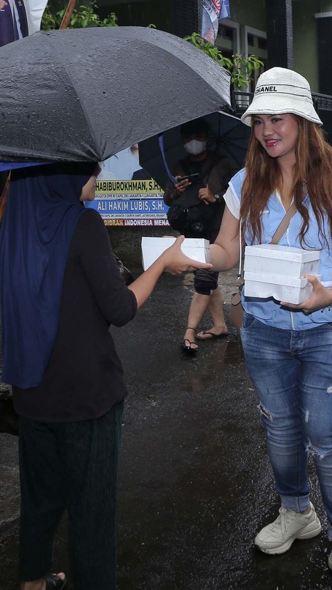 Dalam kegiatan kampanye tersebut para relawan membagikan paket makanan, susu, dan kacang hijau gratis kepada warga. Merdeka.com/Arie Basuki
