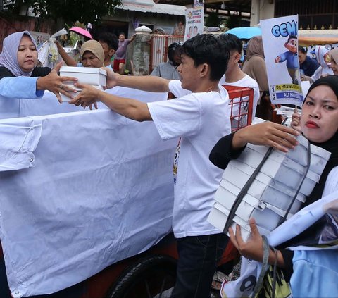 FOTO: Pilpres Makin Dekat, Relawan Prabowo-Gibran Gencarkan Kampanye Makan dan Susu Gratis ke Warga