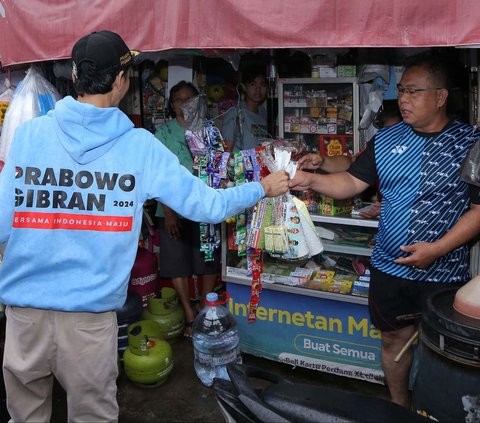 FOTO: Pilpres Makin Dekat, Relawan Prabowo-Gibran Gencarkan Kampanye Makan dan Susu Gratis ke Warga