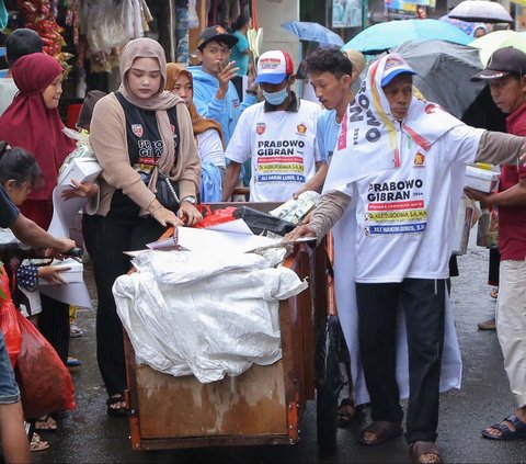 FOTO: Pilpres Makin Dekat, Relawan Prabowo-Gibran Gencarkan Kampanye Makan dan Susu Gratis ke Warga