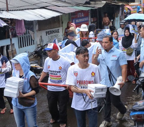 FOTO: Pilpres Makin Dekat, Relawan Prabowo-Gibran Gencarkan Kampanye Makan dan Susu Gratis ke Warga