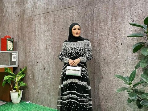 Pulang Umrah, ini 10 Potret Terbaru Nindy Ayunda Pakai Hijab Bikin Kaget Rekan Seleb: Cantik Amat!