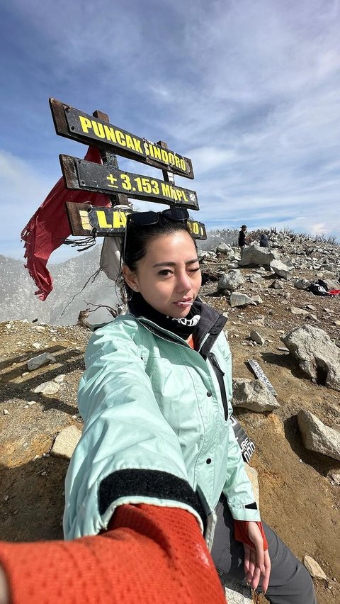 Portrait of Wendy Walters Successfully 'Conquering' the Peak of Mount Sindoro, Her Appearance is Distracting