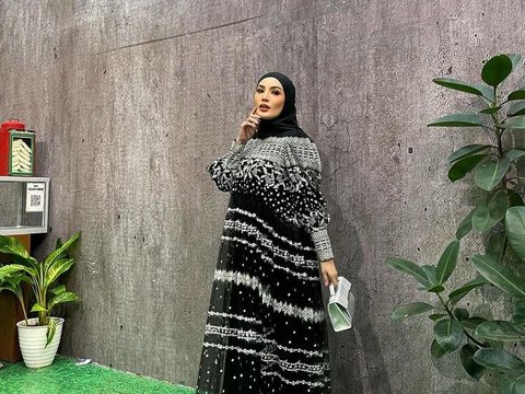 Pulang Umrah, ini 10 Potret Terbaru Nindy Ayunda Pakai Hijab Bikin Kaget Rekan Seleb: Cantik Amat!