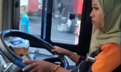 Berjuang Demi Rupiah, Potret Wanita Cantik Menjadi Sopir PO Bus Sinar Jaya Bikin Kagum