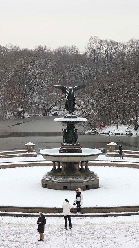 FOTO: Momen Kota New York Akhirnya Diguyur Hujan Salju Pertama Setelah 700 Hari