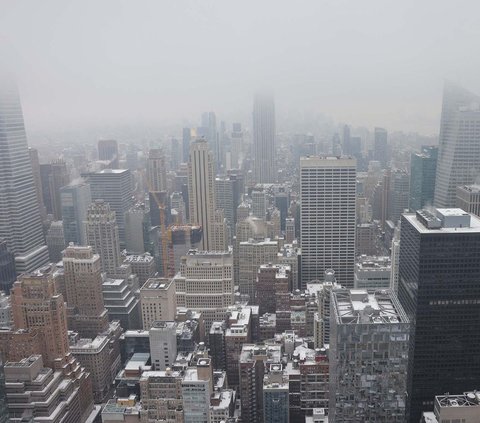 Pemandangan Kota New York, Amerika Serikat, yang memutih diselimuti salju pada 16 Januari 2024. Ini merupakan momen perdana setelah rekor lebih dari 700 hari Kota New York tidak diguyur hujan salju. REUTERS/Andrew Kelly