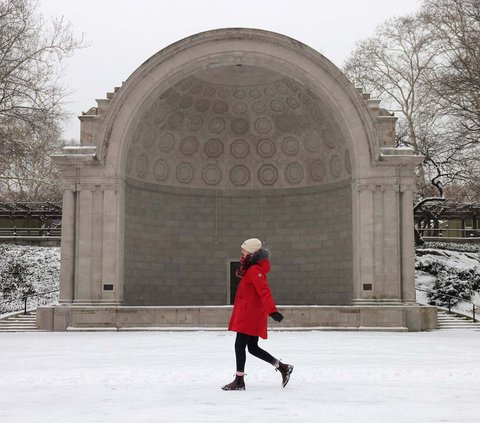 FOTO: Momen Kota New York Akhirnya Diguyur Hujan Salju Pertama Setelah 700 Hari