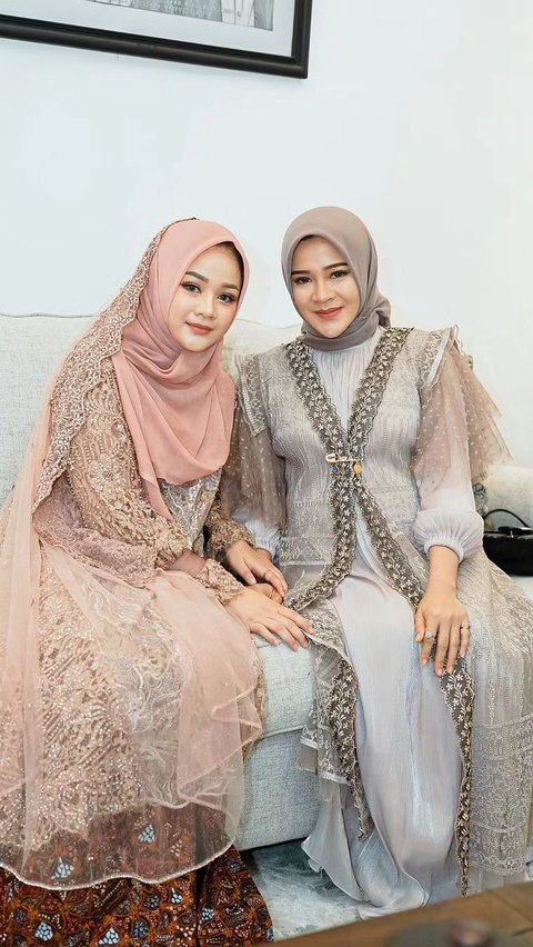 8 Portraits of Bella Bonita Wearing Hijab Accompanying Her Husband at Gus Kautsar's Daughter's Wedding