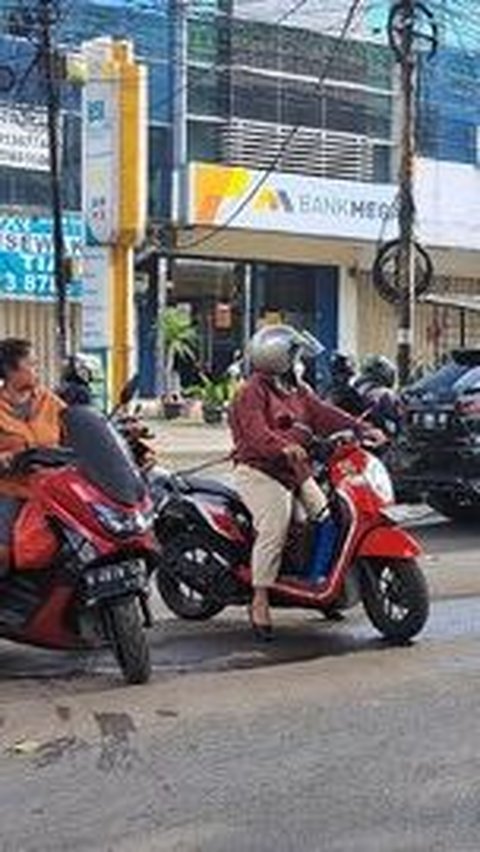 Keren! 'Pak Ogah' di Sidoarjo Terima Pemberian Tip via QRIS