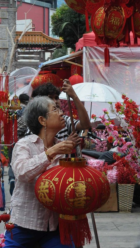 FOTO: Penjual Pernak-pernik Imlek Mulai Menjamur di Kawasan Glodok