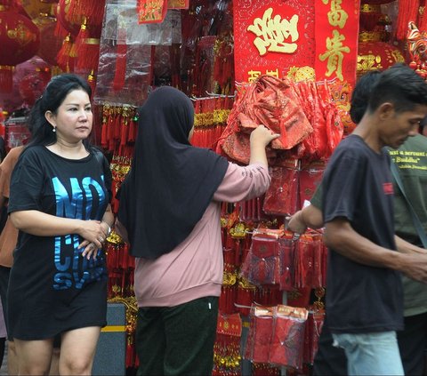 FOTO: Penjual Pernak-pernik Imlek Mulai Menjamur di Kawasan Glodok