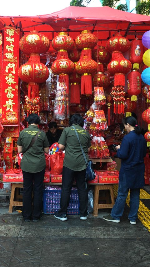 Berbagai pernak-pernik hingga hiasan bernuansa Imlek dijajakan oleh para pedagang, mulai dari amplop angpau, barongsai mini, lampion dan aksesoris lainnya. Merdeka.com/Imam Buhori