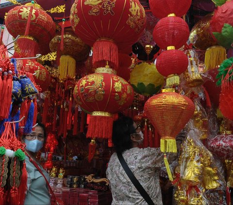 FOTO: Penjual Pernak-pernik Imlek Mulai Menjamur di Kawasan Glodok