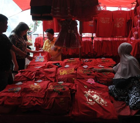 FOTO: Penjual Pernak-pernik Imlek Mulai Menjamur di Kawasan Glodok