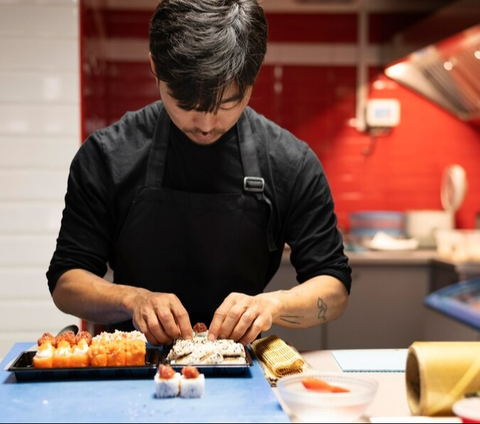 Meski Terlihat Simpel, Ternyata Makan Sushi juga Ada Aturannya Lho, Ini Caranya