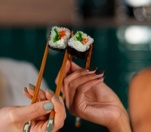 Meski Terlihat Simpel, Ternyata Makan Sushi juga Ada Aturannya Lho, Ini Caranya