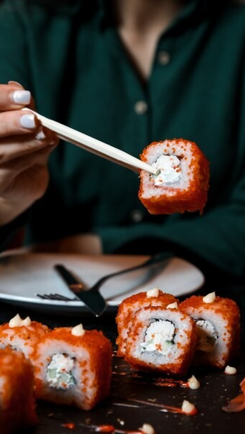 Jadi, saat menikmati hidangan ini, jangan lupa untuk menjaga etiket makan agar dapat merasakan keaslian budaya Jepang dalam setiap suapan sushi yang lezat.