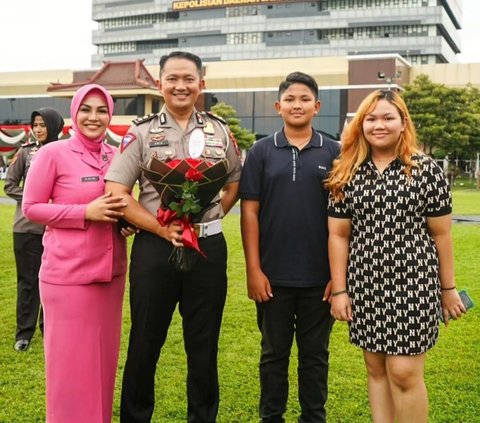 Potret Gagah AKBP Erik Bangun Bareng Keluarga Dibanjiri Pujian 'Semoga di Tahun 2024, Kami Bisa Lebih Baik dan Bersyukur'