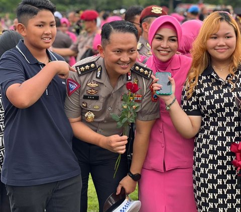 Potret Gagah AKBP Erik Bangun Bareng Keluarga Dibanjiri Pujian 'Semoga di Tahun 2024, Kami Bisa Lebih Baik dan Bersyukur'