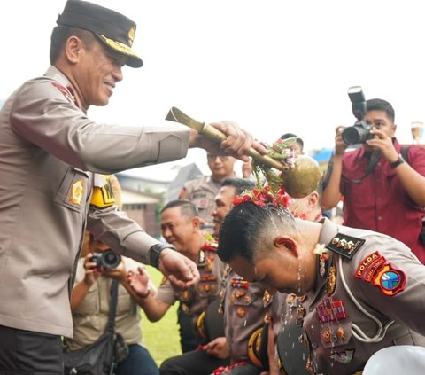 Rupanya di balik foto bersama keluarga AKBP Erik, ada momen bahagia bagi mereka. Erik saat itu tengah merayakan kenaikan pangkatnya menjadi AKBP. <br>