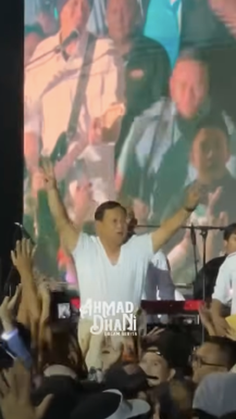 Heboh Capres Prabowo Subianto Buka Baju di Atas Panggung Saat Konser Dewa19, Langsung Tos Tangan ke Ahmad Dhani<br>