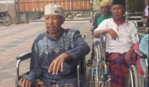 Totok diketahui menderita stroke dan membutuhkan bantuan dari pengasuhnya di panti jompo.