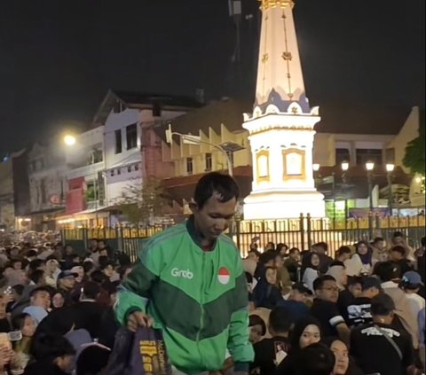 Viral Momen Ojek Online Antar Pesanan Makanan Klien yang Rayakan Tahun Baru di Tugu Jogja, Tuai Sorotan