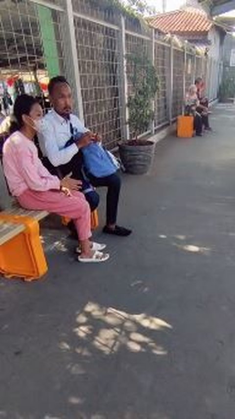 Begitu Manis, Pria Ini Tak Gengsi Tunjukkan Sayang ke Putrinya di Peron Stasiun, 'Ayah Adalah Cinta Pertama Sang Anak'