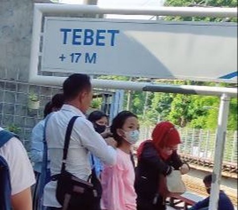 Dalam video tersebut merekam saat seorang pria yang menggunakan kemeja putih dan tas selempang tengah menyisir putrinya.