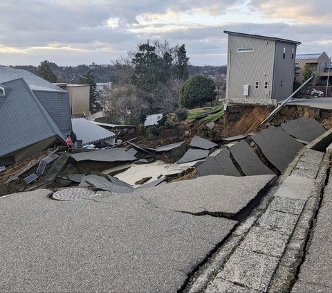 FOTO: Porak-poranda Jepang Dihantam Gempa Dahsyat yang Picu Tsunami, Korban Tewas Berjatuhan