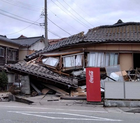 FOTO: Porak-poranda Jepang Dihantam Gempa Dahsyat yang Picu Tsunami, Korban Tewas Berjatuhan